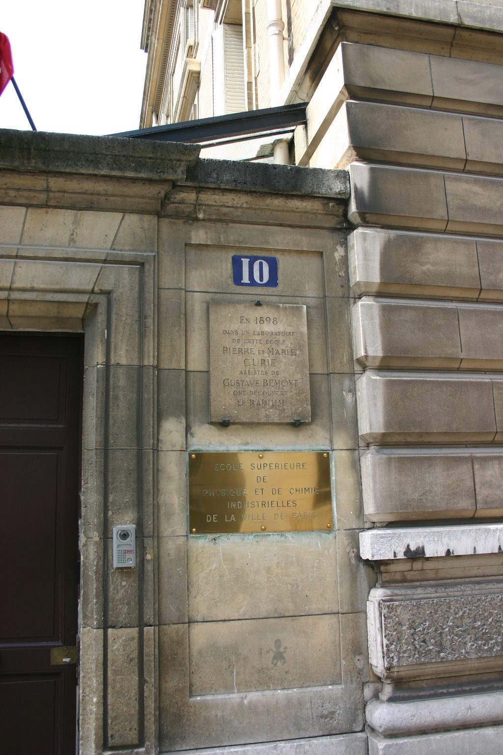 Radium discovery memorial tablet, Ecole Superieure de Physique et de Chimie Industrielles, Paris (7).JPG